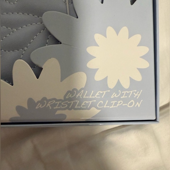 Betsey Johnson NWT Quilted Dasies Baby Blue Wallet with included Wristlet! - Picture 4 of 8